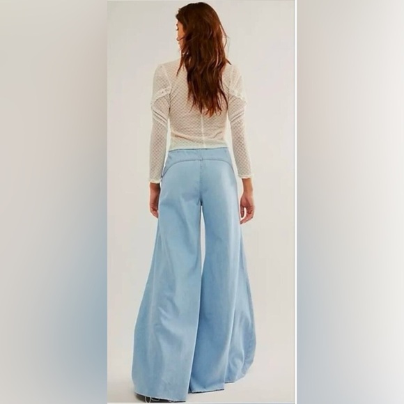 NWT Free People Chase The Sun Flare Jeans - Picture 2 of 4